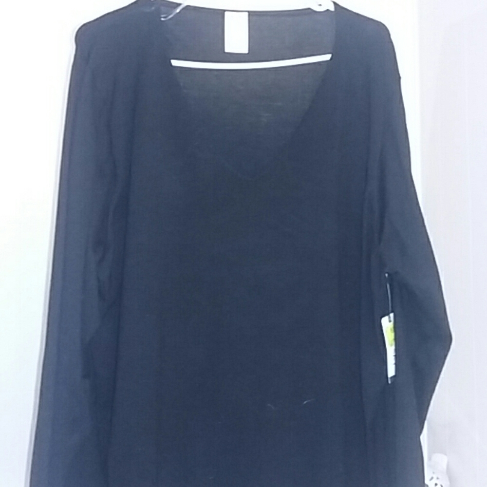 NWT.  Terra & Sky ladies black shirt.